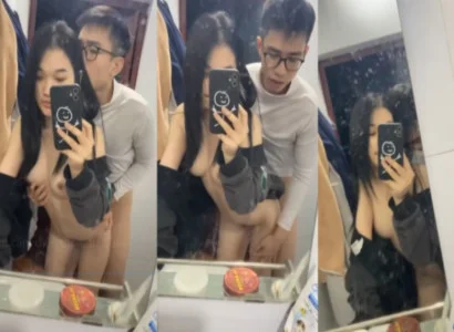 Cặp sinh viên trẻ cùng quan hệ nhau trước gương